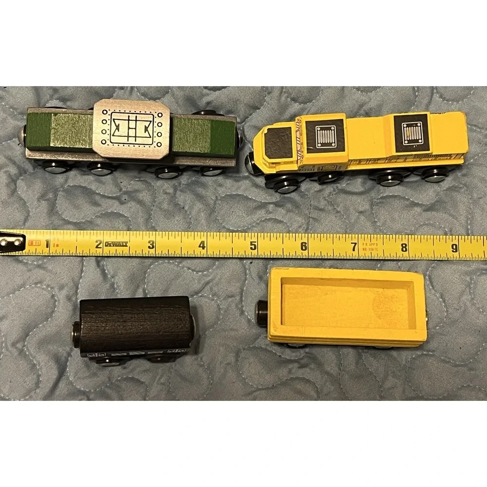 Maxim Magnetic Toy Trains Lot of 5 Pieces Train Engines And Cars And Track